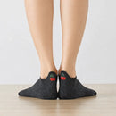 Chaussettes languette grises chiné,  motifs cerises brodés sur la languette 