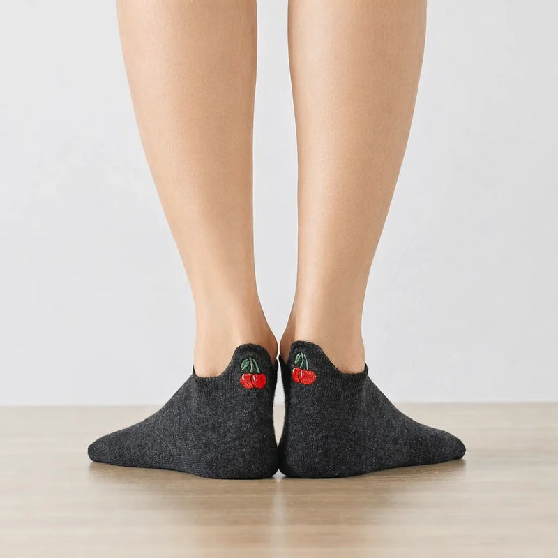 Chaussettes languette grises chiné,  motifs cerises brodés sur la languette 