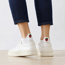 Chaussettes languette blanches, motifs fraises brodés sur la languette 