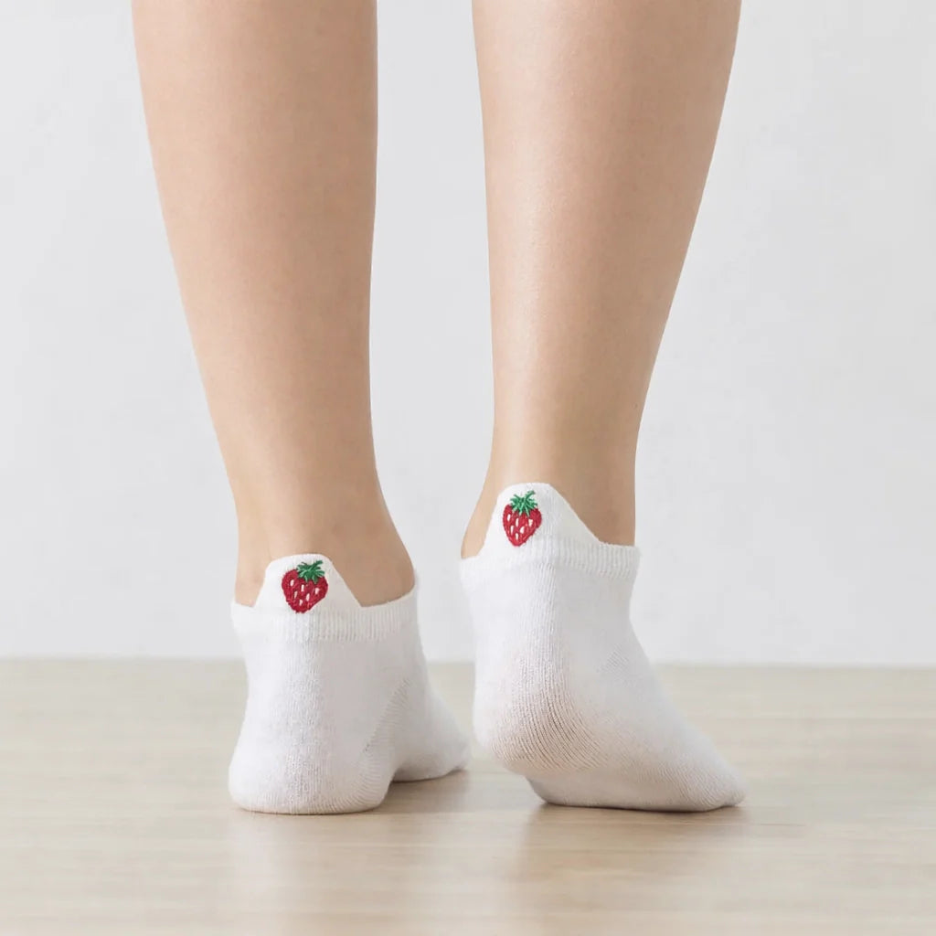 Chaussettes languette blanches, motifs fraises brodés sur la languette 
