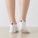 Chaussettes languette blanches, motifs fraises brodés sur la languette 