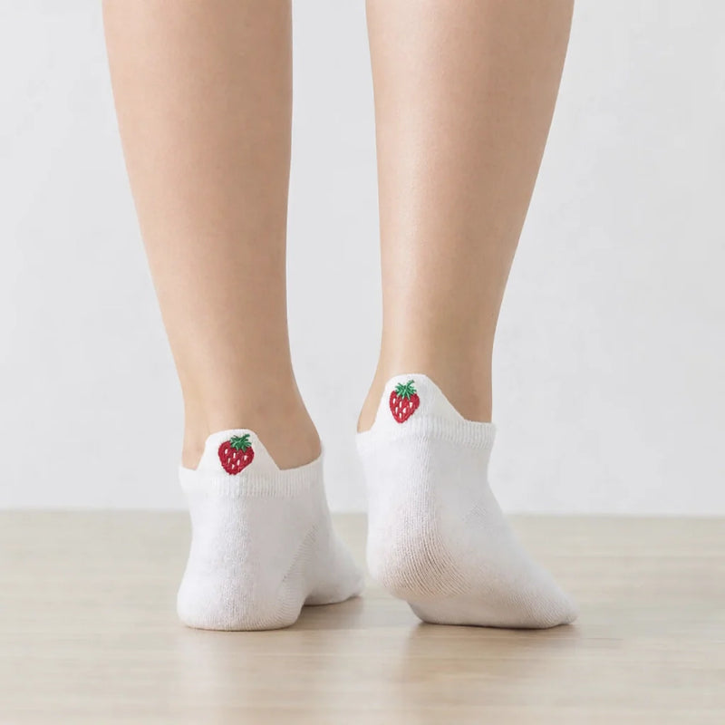 Chaussettes languette blanches, motifs fraises brodés sur la languette 
