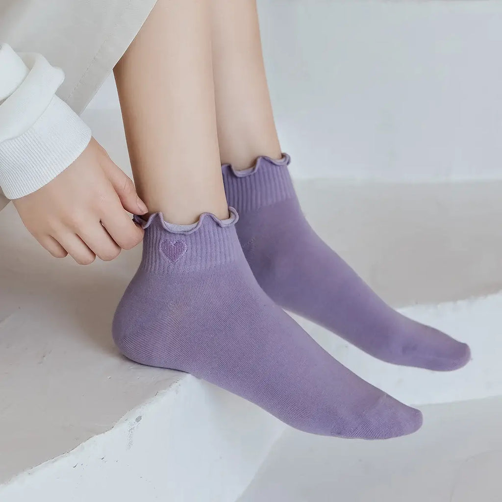 Chaussette courte unie avec cœur brodé et finition dentelle