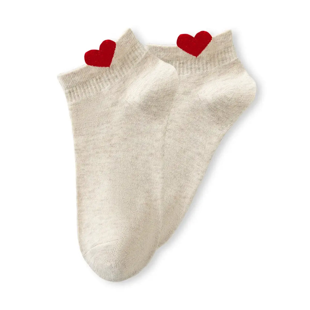 Chaussette unie avec petit cœur rouge brodé.
