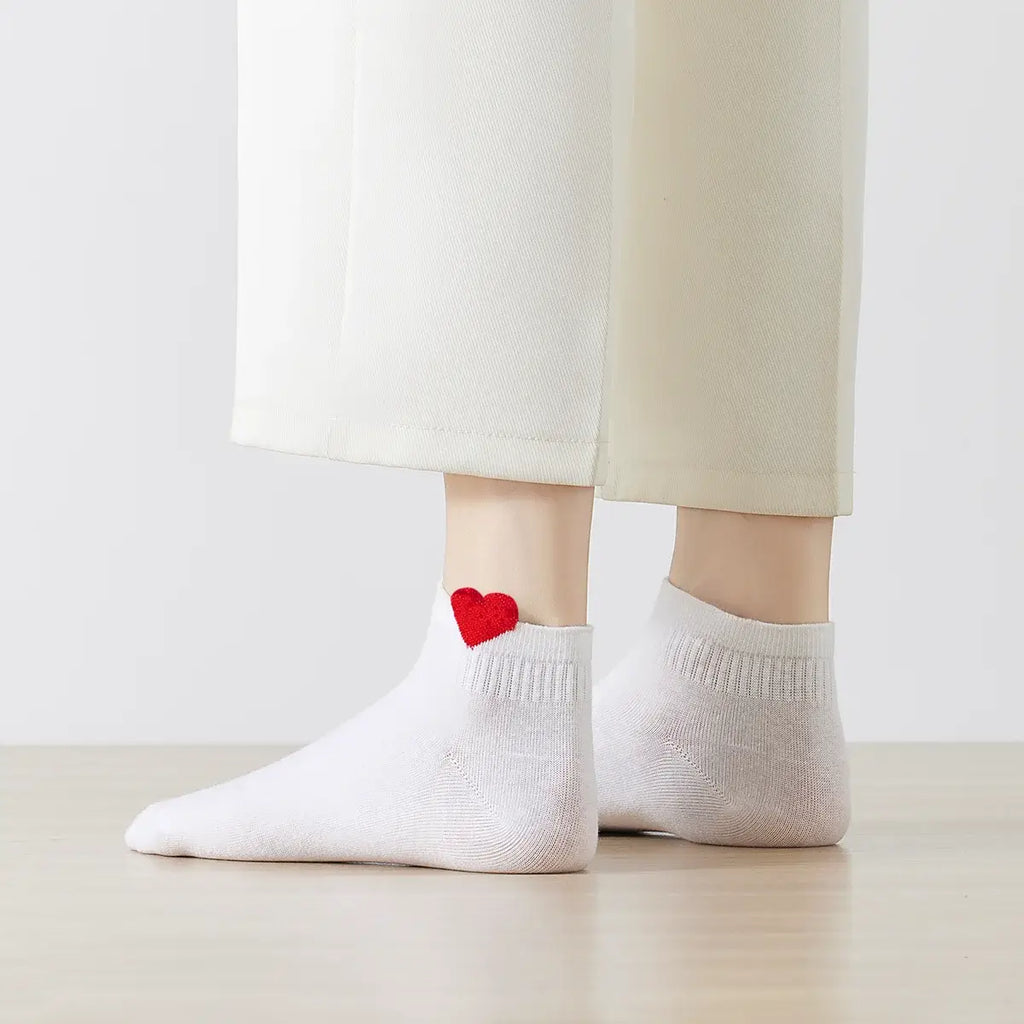 Chaussette unie avec petit cœur rouge brodé.