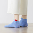 Chaussette unie avec petit cœur rouge brodé.