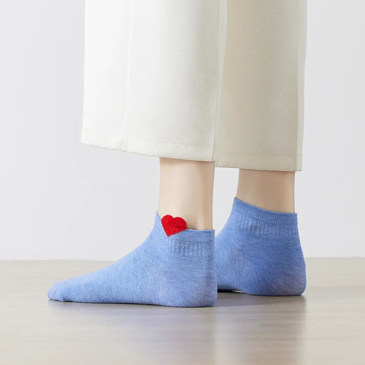 Chaussette unie avec petit cœur rouge brodé.