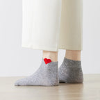 Chaussette unie avec petit cœur rouge brodé.