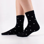 Chaussettes noir en coton à motif cœur pour femmes | Chaussettes douces et confortables | Fabriquées à partir de matériaux de haute qualité | Un cadeau parfait pour les femmes de tous âges | Disponibles en différentes couleurs