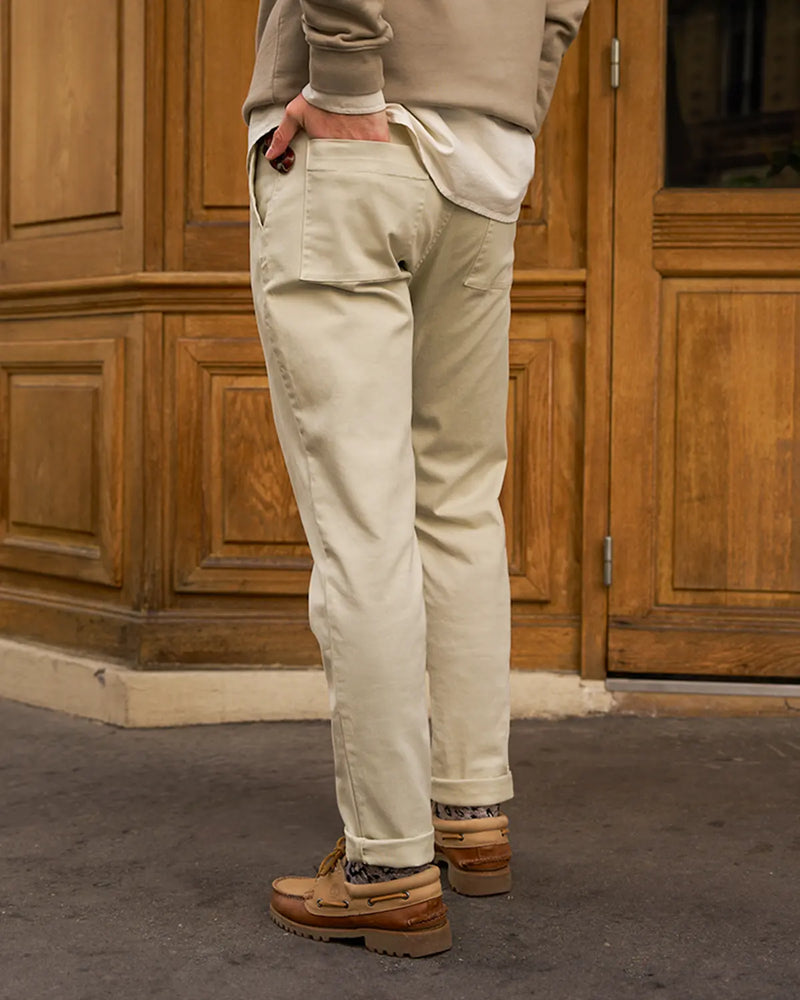 chino en twill beige sable - focus dos