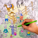 Main d’enfant coloriant un cheval sur le poster Poney Club OMY, scène de centre équestre ludique.