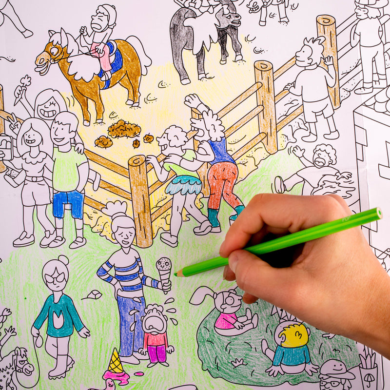 Main d’enfant coloriant un cheval sur le poster Poney Club OMY, scène de centre équestre ludique.