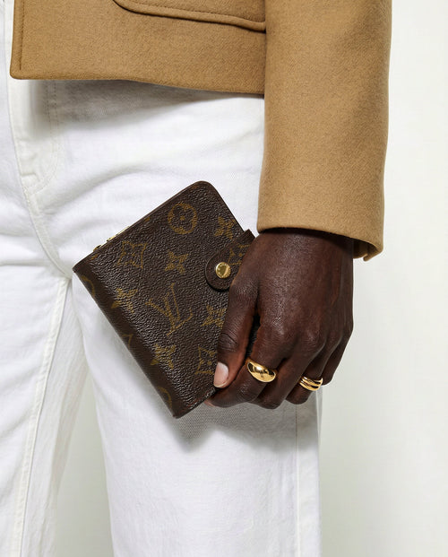 Cartera compacta con cremallera y monograma de Louis Vuitton