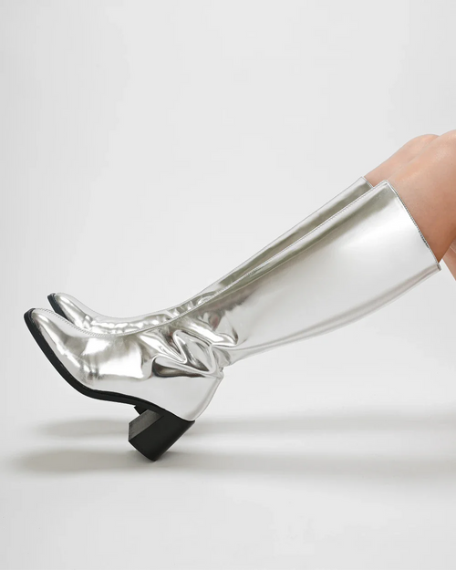 Botines de tacón CRISTOBAL en piel reciclada plata metalizada, con tacón ancho de 7 cm para unos botines elegantes, femeninos y cómodos.
