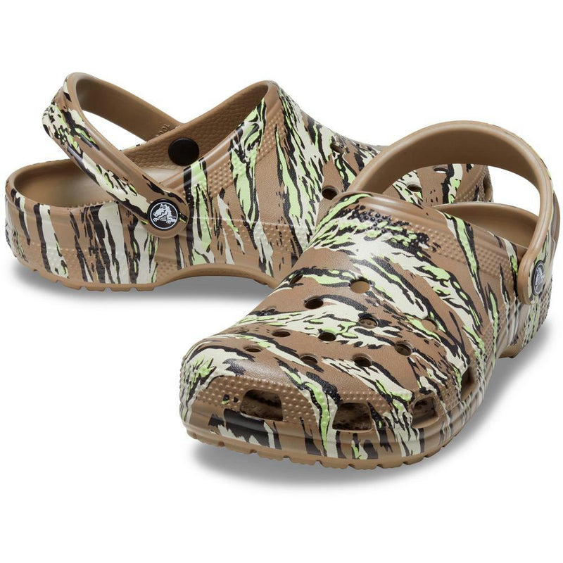 Crocs - Sandalias con estampado de camuflaje - marrón - Hombre