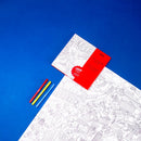 Zoom sur poster à colorier Londres OMY avec feutres rouge et bleu posés à côté