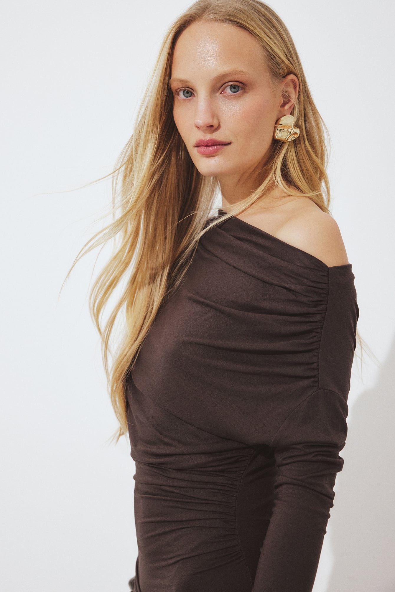 Vestido Corto Drapeado De Manga Larga Marrón