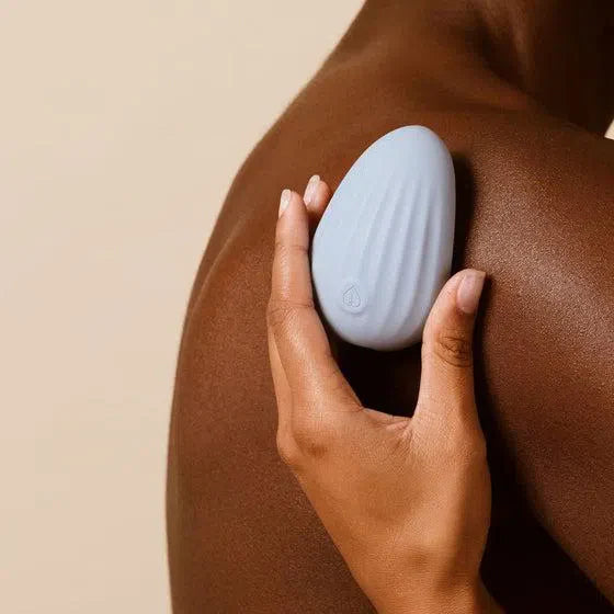 Main qui tient le vibromasseur clitoridien en silicone moelleux bleu Dune de My Lubie