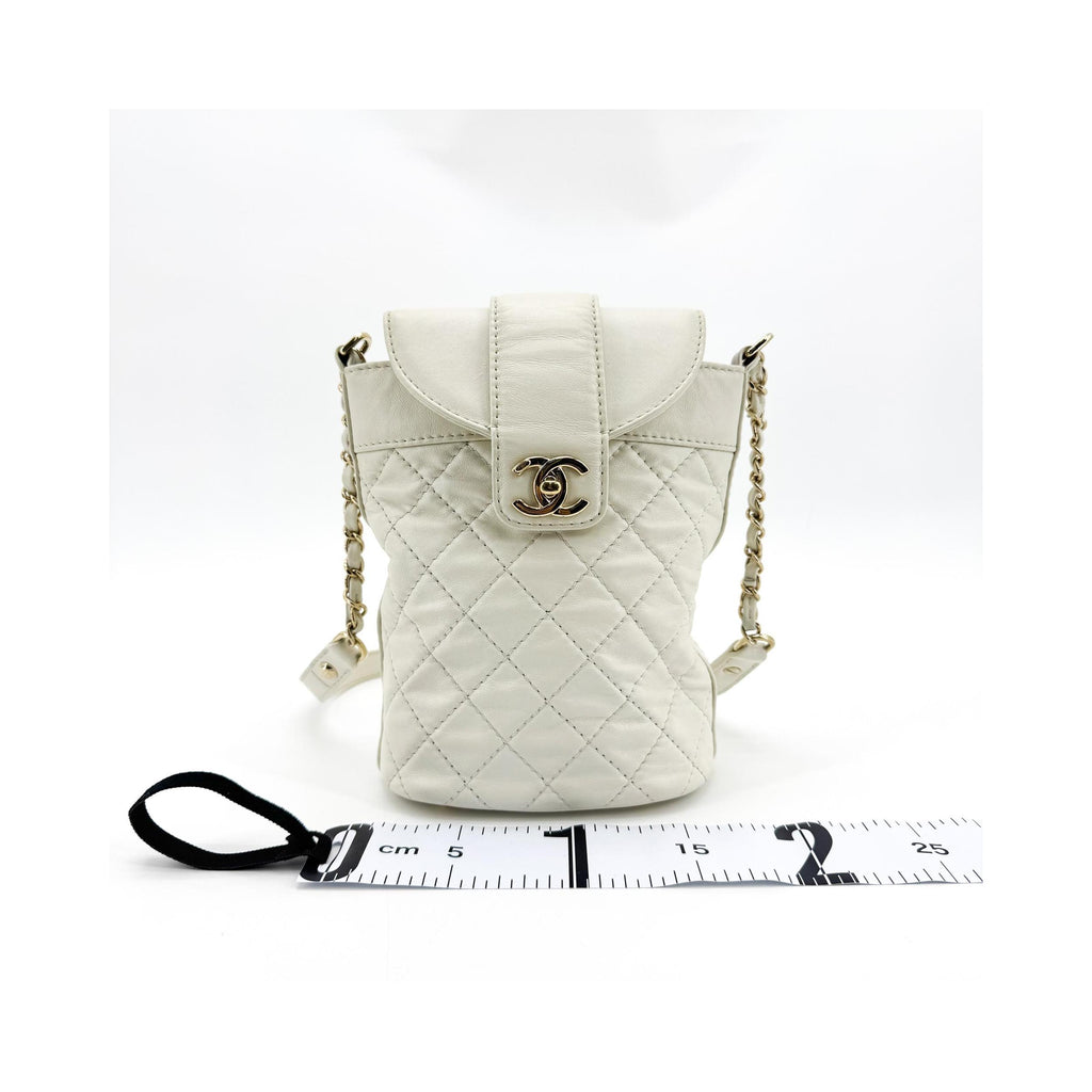 Sac Porté Épaule Chanel Cc Lock Flap Bucket Small Cuir - Blanc