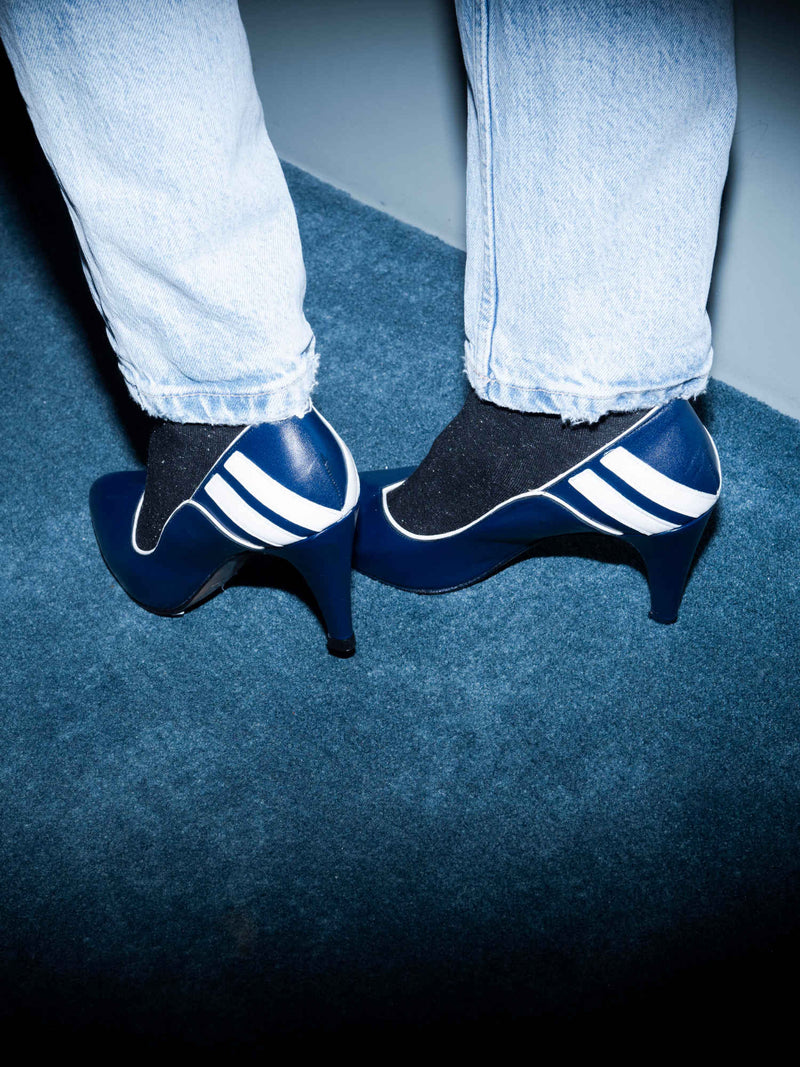 Closed pump with high heel in navy blue and beige leather Louloute Patricia Blanchet - image-survol-3