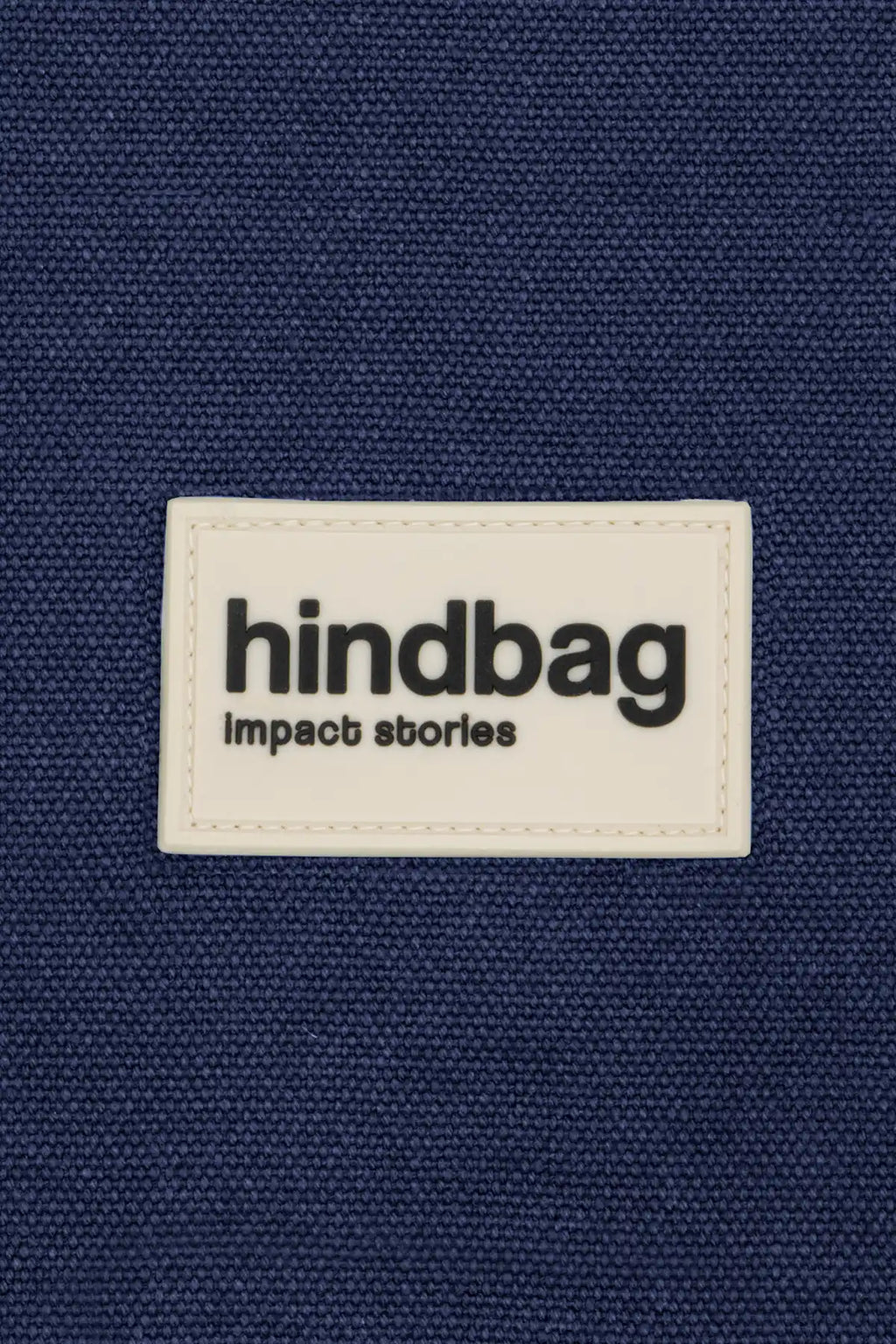 Dettaglio dell'etichetta Hindbag in silicone blu navy 