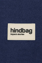 Dettaglio dell'etichetta Hindbag in silicone blu navy 
