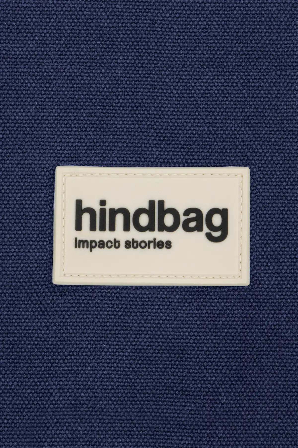 Dettaglio dell'etichetta Hindbag in silicone blu navy 