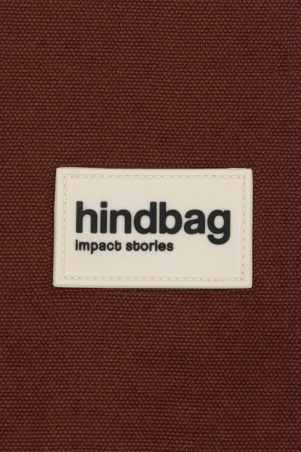 Dettaglio dell'etichetta in silicone Hindbag color cioccolato 