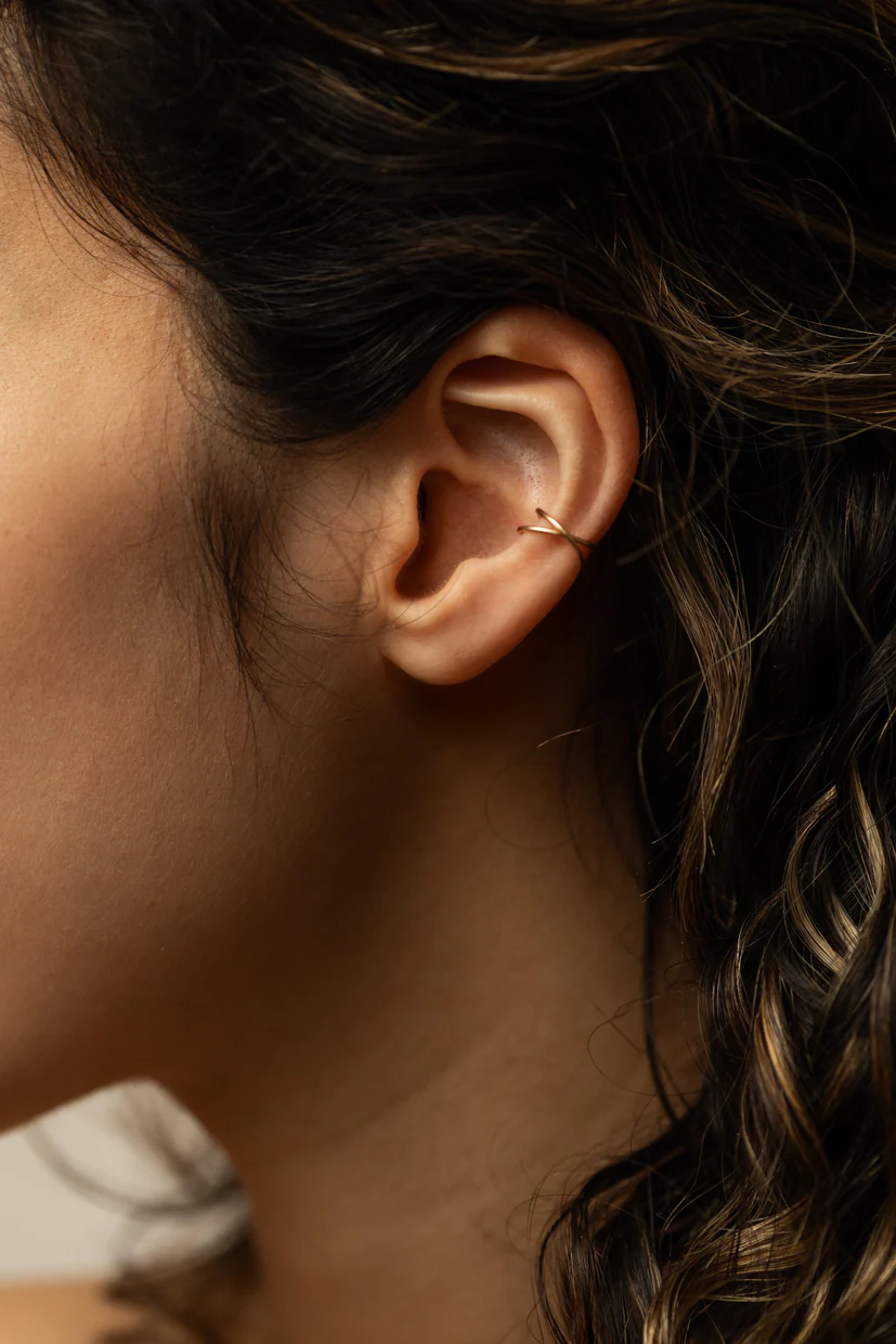 Finto piercing incrociato essenziale
