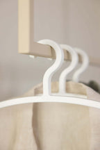 Kleiderbügel FAY im minimalistischen Design, ideal für empfindliche Kleidung und moderne Garderoben.