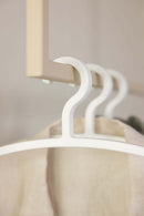Kleiderbügel FAY im Diseño minimalista, ideal para ropa sencilla y armarios modernos.