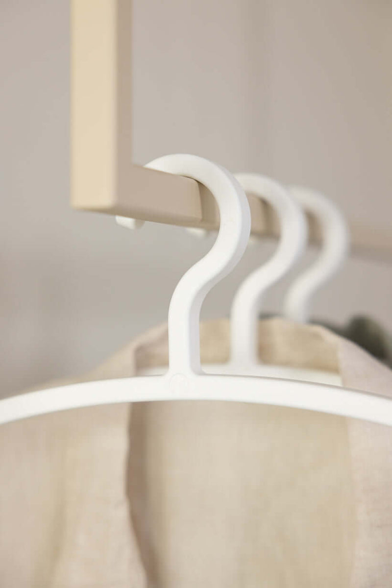 Kleiderbügel FAY im Diseño minimalista, ideal para ropa sencilla y armarios modernos.