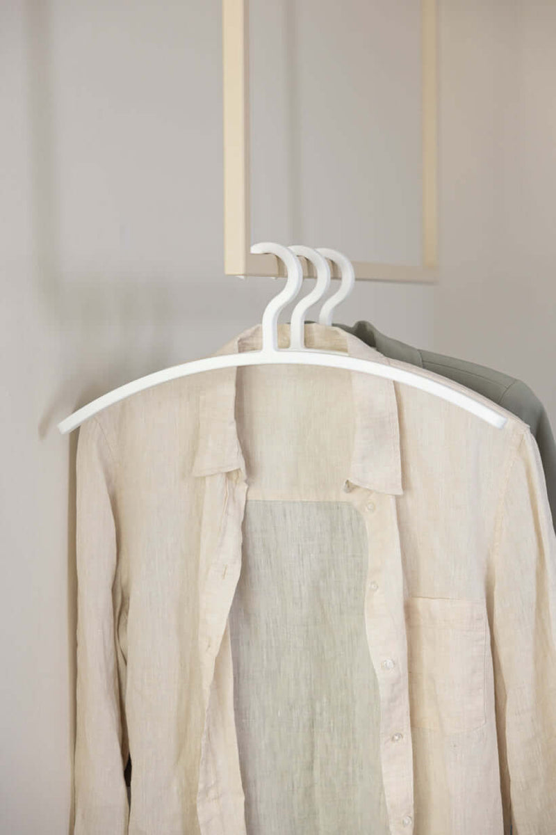 Kleiderbügel FAY im minimalista Design mit dos Hemden auf white Kleiderbügeln hängend.