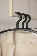 Kleiderbügel FAY im Set, Modern Design aus Kunststoff, schonend für Kleidung, Minimalistische Garderobenlösung.