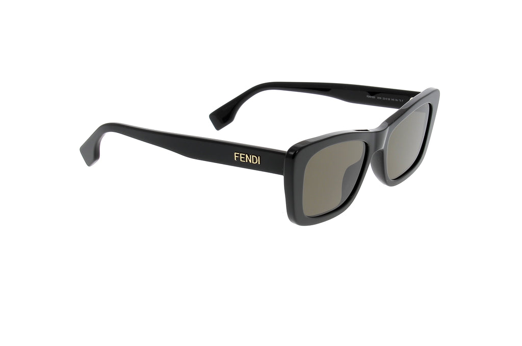 Luxury Eyewear – Sonnenbrillen – Fendi, schwarze Sonnenbrille, Dreiviertelansicht vor weißem Hintergrund