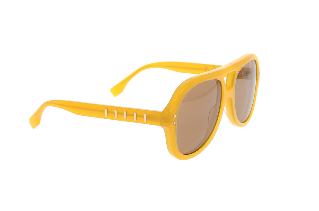 Luxury Eyewear – Okulary przeciwsłoneczne - Fendi, żółte okulary przeciwsłoneczne pilotki z brązowymi soczewkami, widok z boku