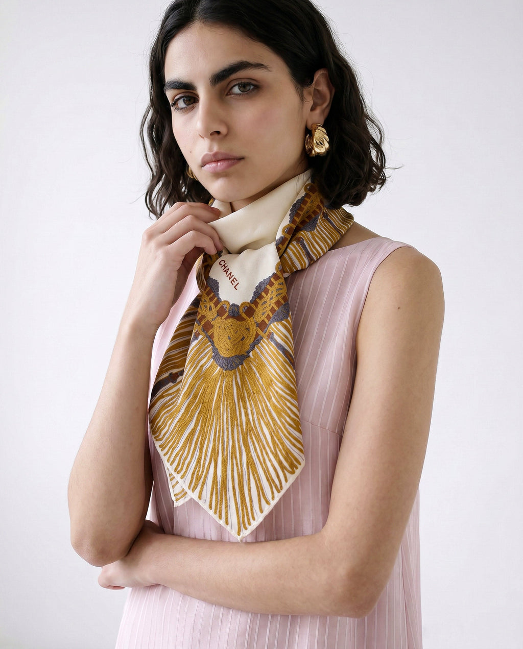Pañuelo Chanel Cuadrado Seda Crudo y Oro