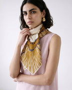 Pañuelo Chanel Cuadrado Seda Crudo y Oro