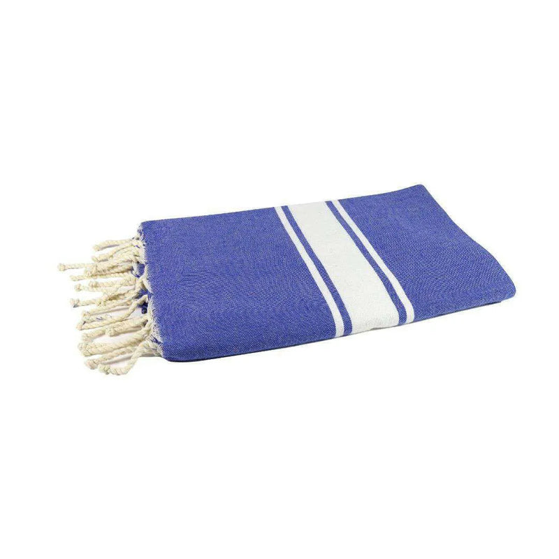 Fouta clásica azul océano colgada en el baño - BY FOUTAS