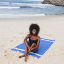 Fouta clásica azul océano colgada en el baño - BY FOUTAS