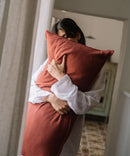 grand-coussin-dehoussable-en-double-gaze-de-coton-rouille-gabarit-collection