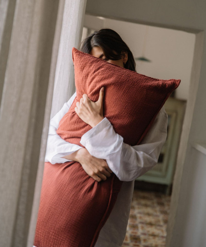 grand-coussin-dehoussable-en-double-gaze-de-coton-rouille-gabarit-collection