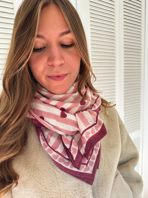 grand-foulard-motif-rayure-coeur-rose-milinane