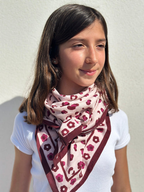 grand-foulard-oscar-100-par-100-enfant-adulte-graou-milk-rose-leopard-porte-milinane