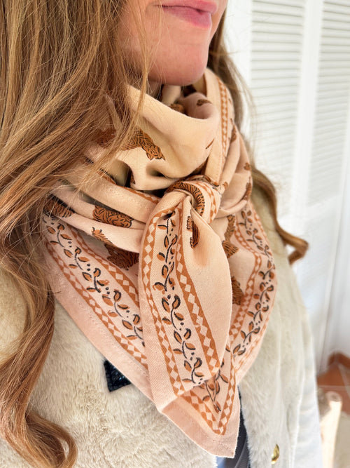 grand-foulard-pour-femme-et-enfant-motif-tigre-couleur-peche-milinane