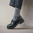 Calzini corti da donna in lyocell grigi con stampa leopardata indossati con sneakers bianche – stile dei fantasmini ecologici fantasia Klue