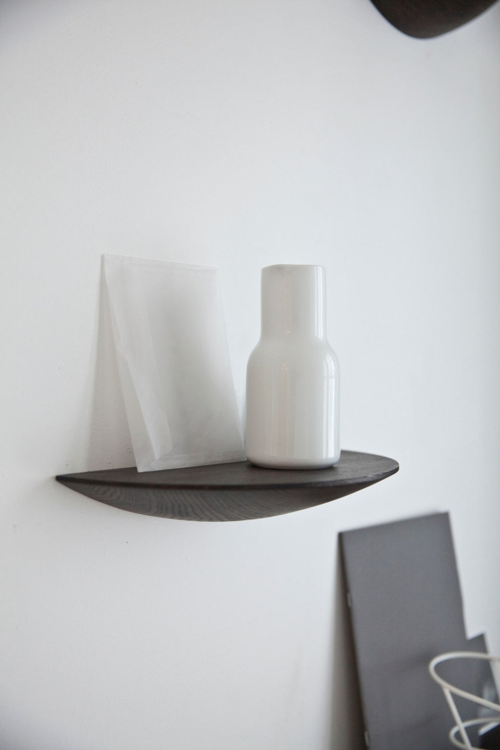 AUDO COPENHAGEN - Gridy Fungi Oak Shelf by Audo Copenhagen - Large - Dark Oak