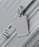 Etiquette a bagages GYL argent accrochee sur valise Intemporelle argent