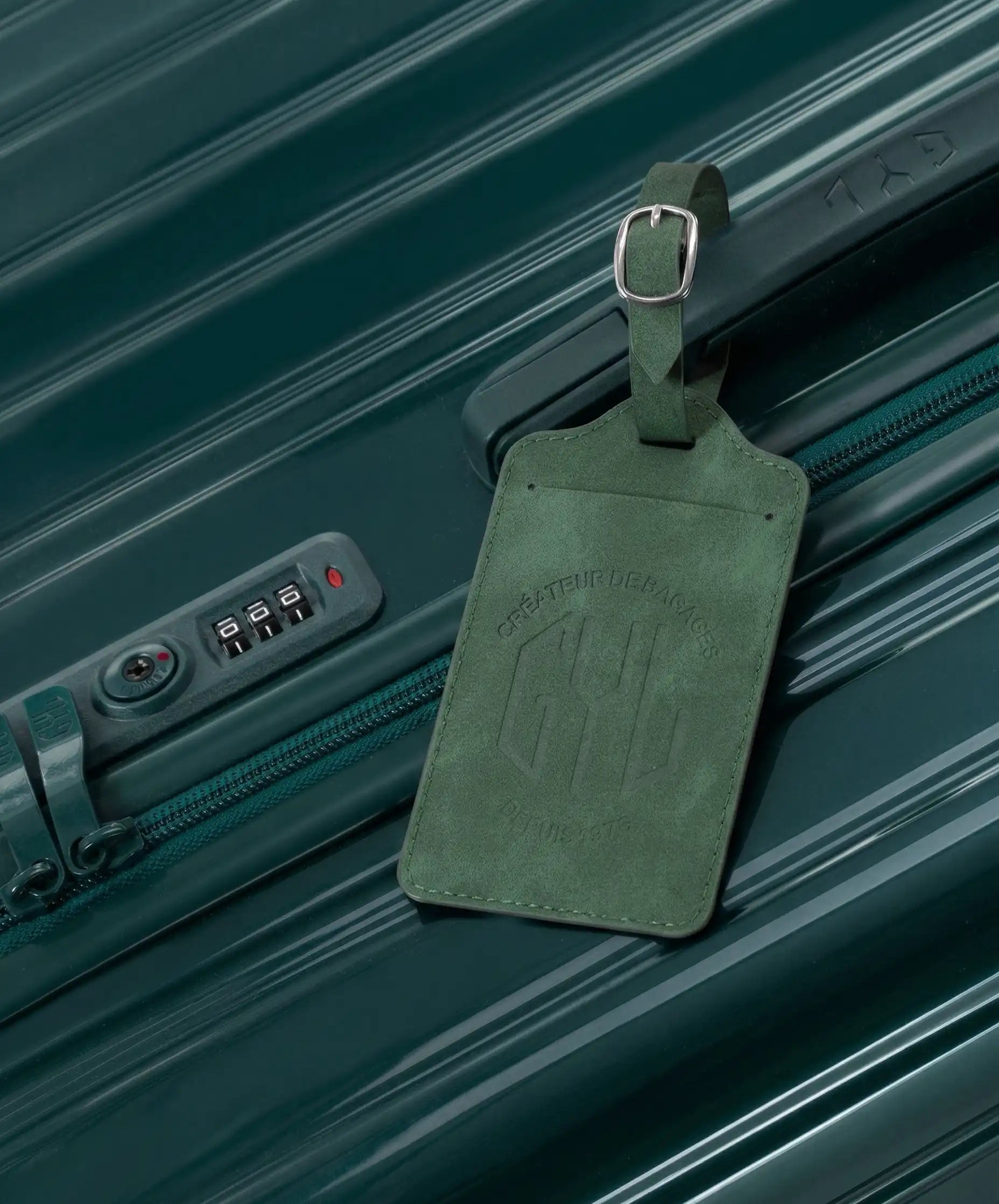 GYL fir luggage tag attached to suitcase Intemporelle fir