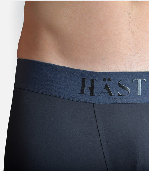 hombre vestido con boxers deportivos #color_blueberry